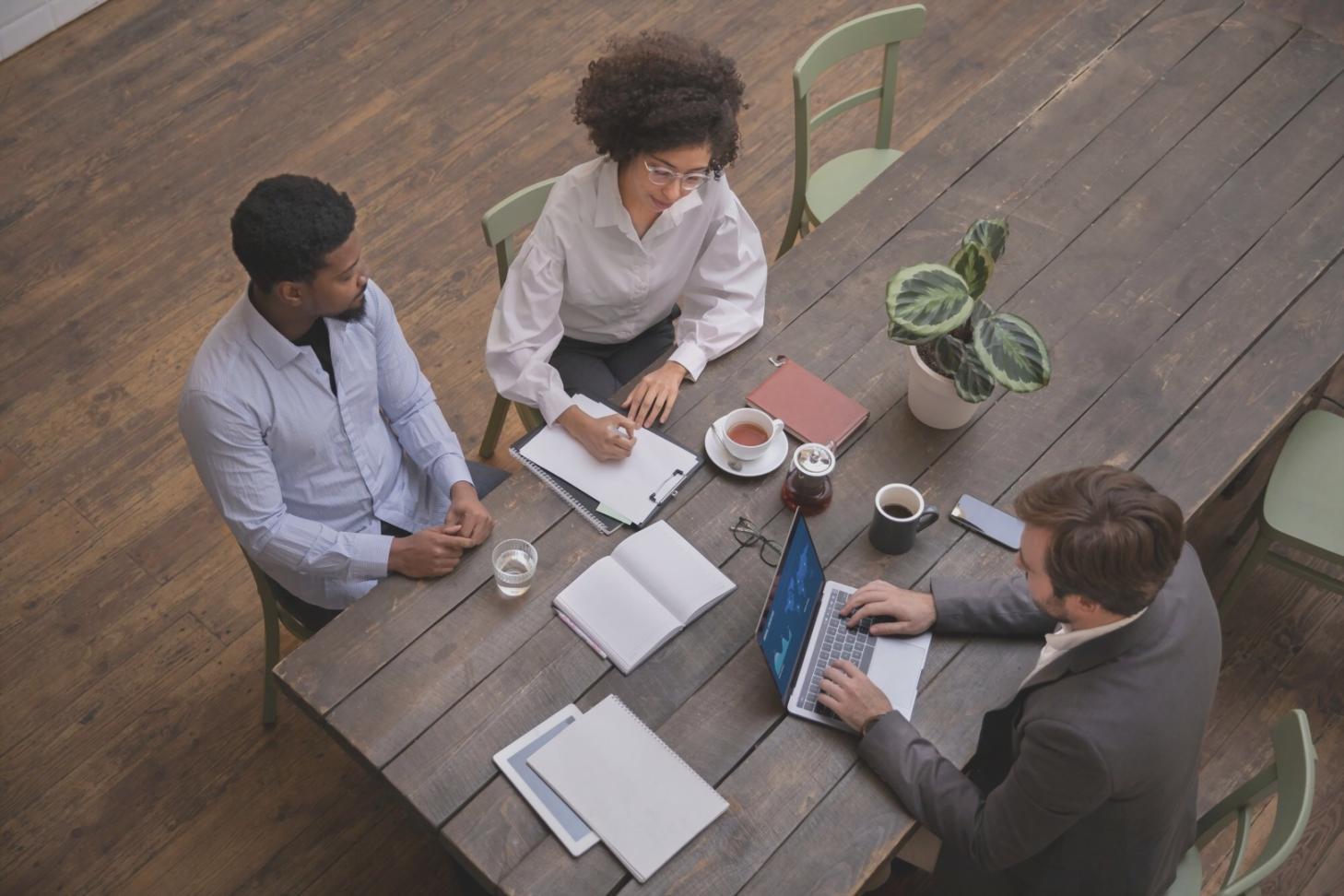 Environnement de formation moderne avec participants engagés